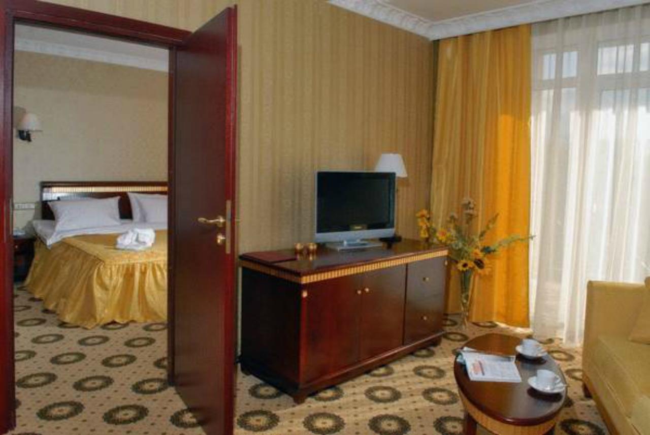 Royal Hotels And Spa Resorts Promenad Truskavets Exterior photo